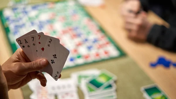 Férfi Kártyázik Asztalon — Stock Fotó
