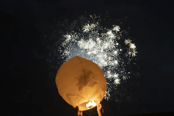 Vuurwerk Aan Nachtelijke Hemel — Stockfoto