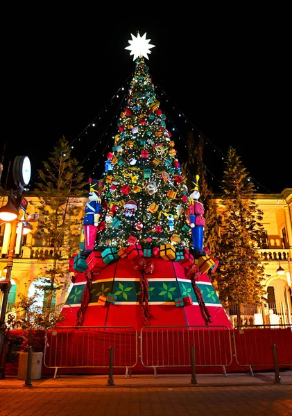Árbol Navidad Con Decoraciones Guirnaldas — Foto de Stock
