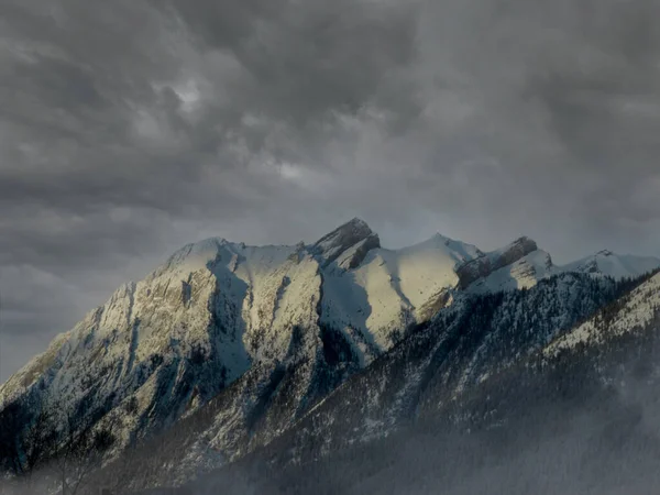 Piękny Krajobraz Górski Śniegiem — Zdjęcie stockowe