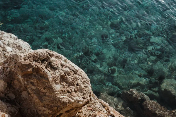 Bela Água Mar Com Pedras Céu Azul — Fotografia de Stock