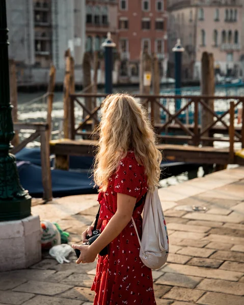 Ragazza Vestito Con Una Lanterna Sullo Sfondo Del Mare — Foto Stock