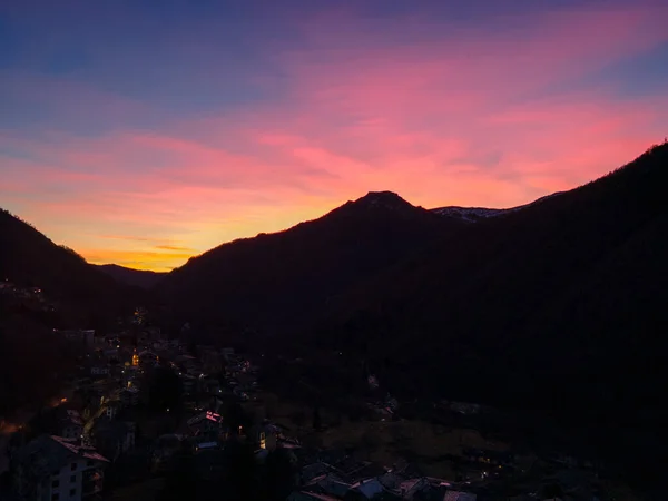 Belo Pôr Sol Sobre Montanhas — Fotografia de Stock