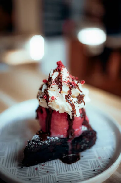 有草莓和奶油的巧克力蛋糕 — 图库照片
