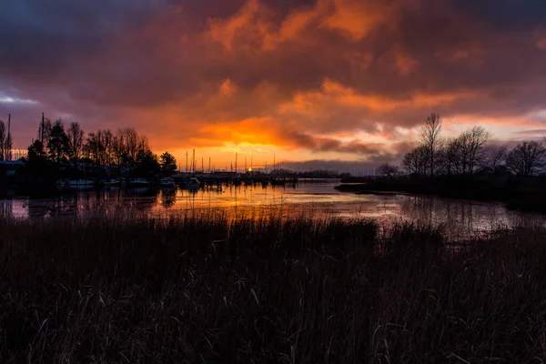 Prachtige Zonsondergang Boven Het Meer — Stockfoto