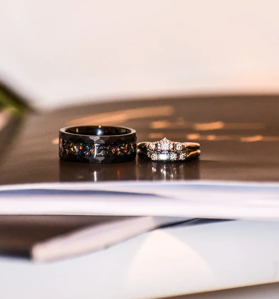 白い背景に結婚指輪 — ストック写真