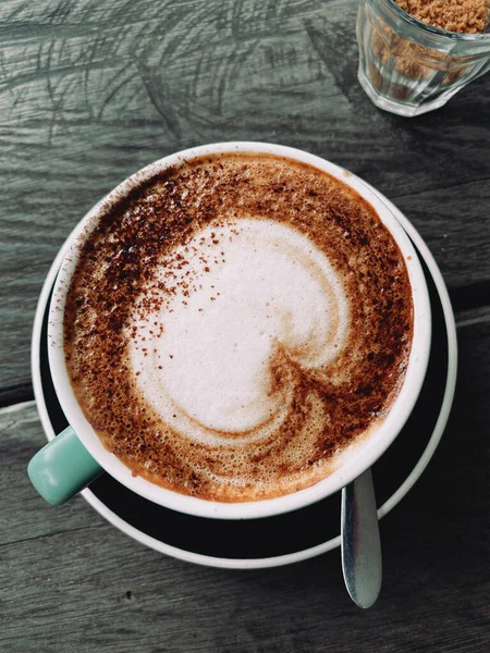 Cangkir Kopi Cappuccino Dengan Busa Latar Belakang Kayu — Stok Foto