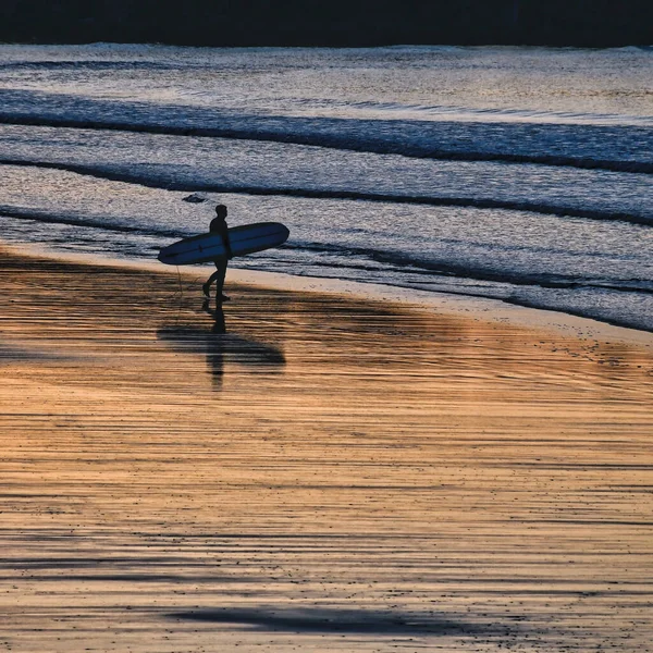 Een Man Zit Houten Pier — Stockfoto