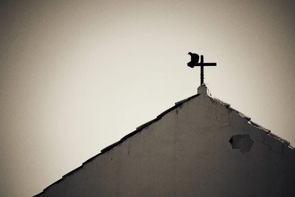 Silhouette Eines Kreuzes Gegen Den Himmel — Stockfoto