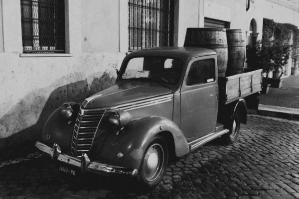 Viejo Coche Época Con Barriles — Foto de Stock