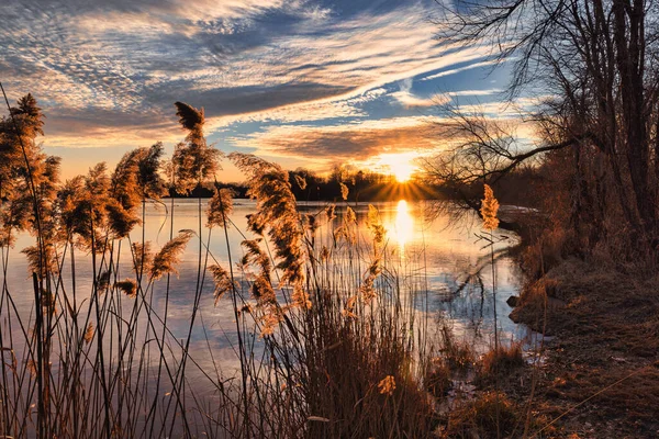 Vacker Solnedgång Över Sjön — Stockfoto