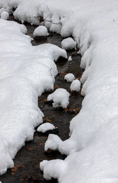Сніг Вкритий Білими Пухнастими Каменями — стокове фото