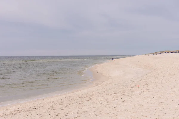 白い砂が海に浮かぶ美しいビーチ — ストック写真