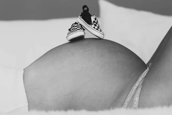 Femme Enceinte Avec Tatouage Sur Lit — Photo