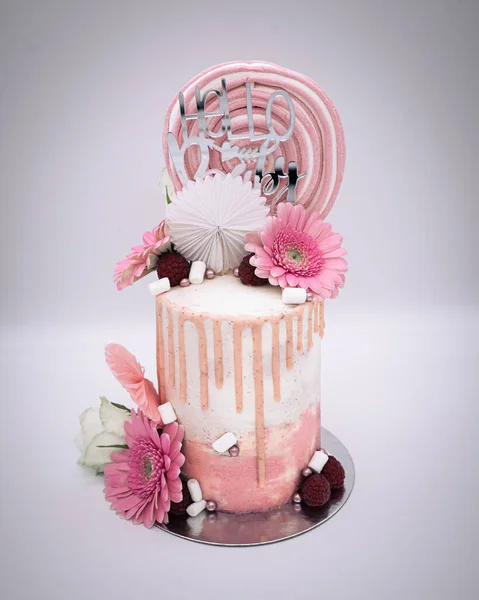 花のある美しいウェディングケーキ — ストック写真