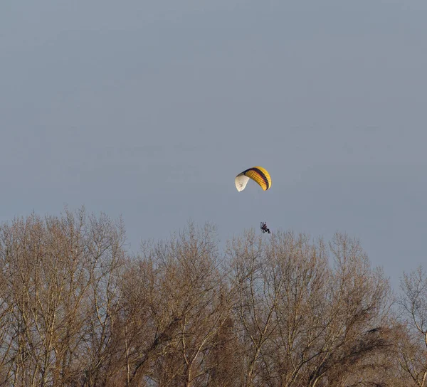 Parapente Voando Céu — Fotografia de Stock