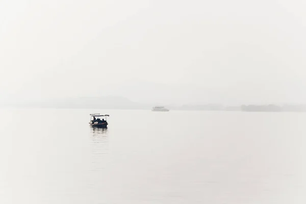 Αλιευτικό Σκάφος Στη Λίμνη — Φωτογραφία Αρχείου