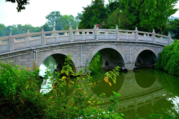 公园里的桥 — 图库照片