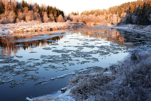 Beau Paysage Hivernal Avec Neige Rivière — Photo