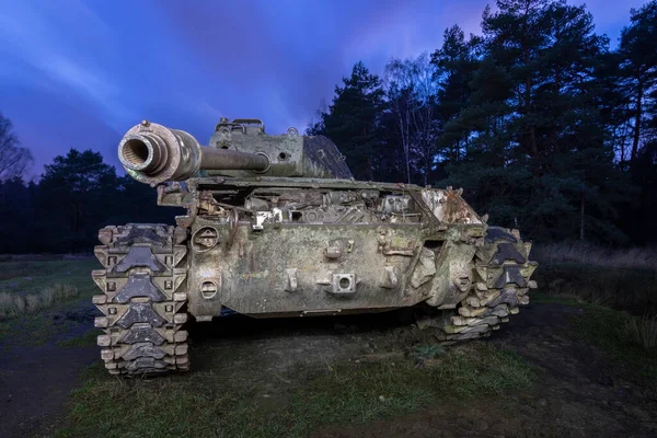 森林中装有大型武器的军用坦克 — 图库照片
