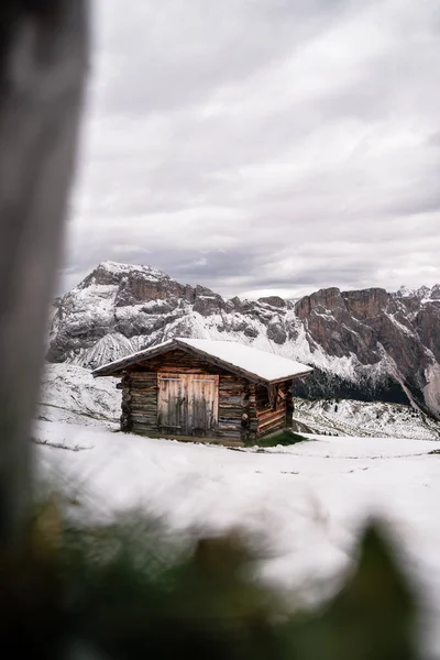 山の中に木造の家がある美しい風景 — ストック写真