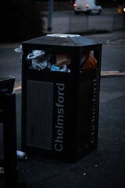 Bir Sürü Çöpü Olan Eski Kirli Bir Çöp Kutusu — Stok fotoğraf