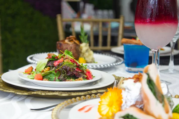 Heerlijke Salade Met Vlees Groenten Rechtenvrije Stockafbeeldingen