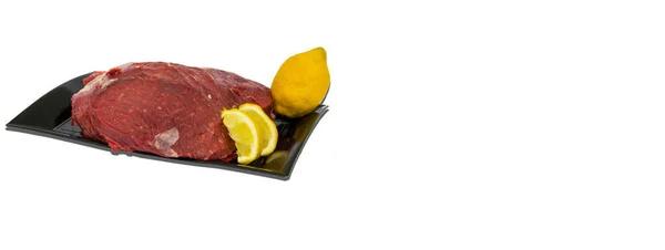 新鲜生肉 带有蔬菜和香料 背景为白色 — 图库照片