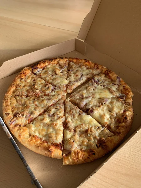 Pizza Szynką Serem Drewnianym Stole — Zdjęcie stockowe