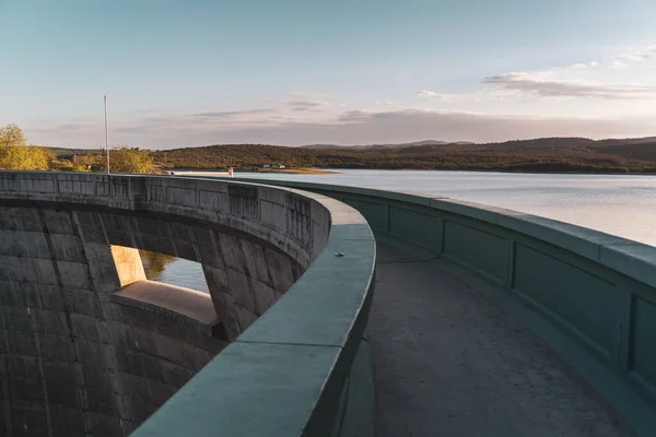 Brücke Über Den Fluss Der Stadt Auf Naturhintergrund — Stockfoto