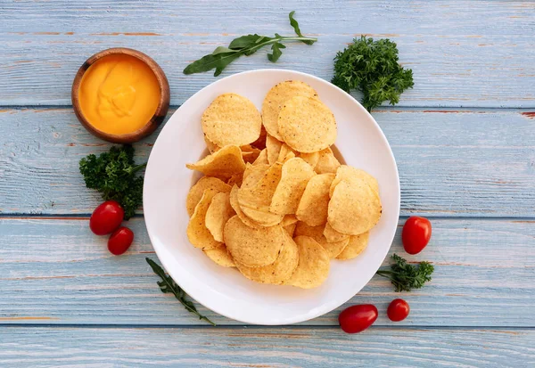 Chips Met Tomatensaus Peterselie Houten Ondergrond — Stockfoto