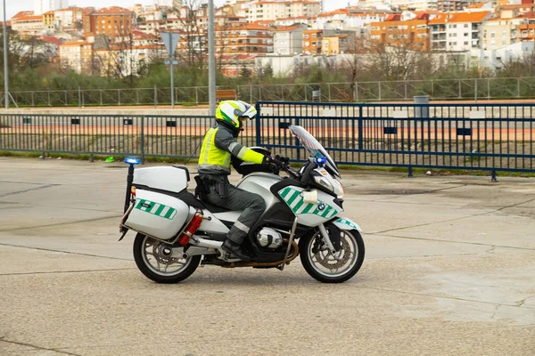 Chico Monta Una Motocicleta Ciudad — Foto de Stock