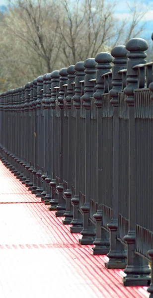 Una Gran Cantidad Tubos Metal Sobre Fondo Puente Madera —  Fotos de Stock