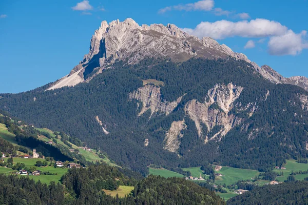 Úžasná Horská Krajina Zelenými Stromy — Stock fotografie