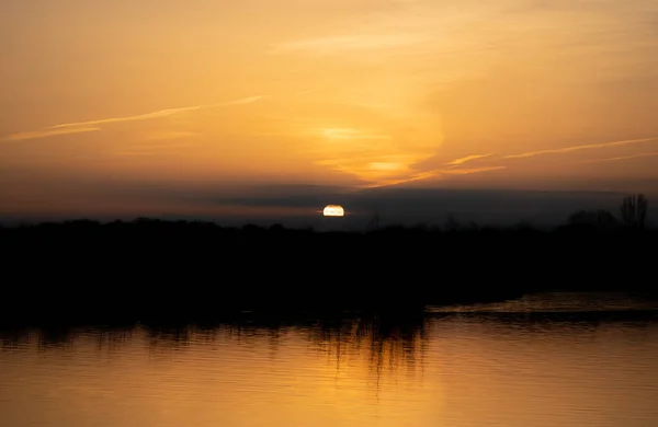 Vacker Solnedgång Över Sjön — Stockfoto