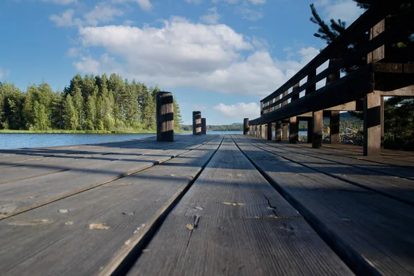 Деревянный Мост Через Реку Парке — стоковое фото