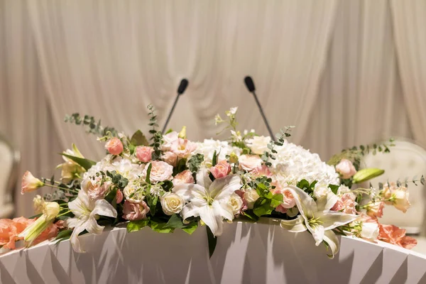 Vacker Bröllopsbukett Med Blommor Och Ljus — Stockfoto