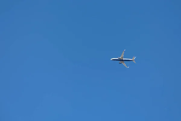 Avião Voando Céu — Fotografia de Stock