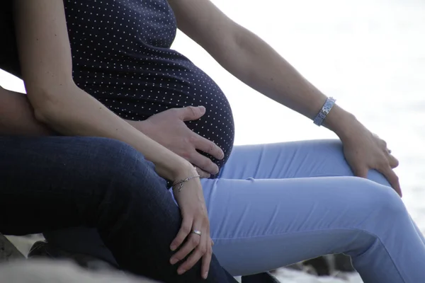 Gravid Kvinna Med Sitt Barn Magen — Stockfoto