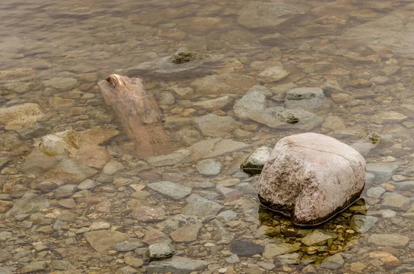 Κοντινό Πλάνο Ενός Πέτρινου Βράχου Μικρές Πέτρες Στο Ποτάμι — Φωτογραφία Αρχείου