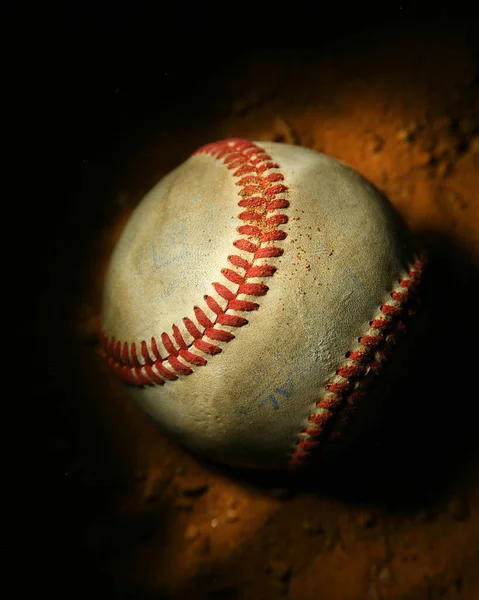 Μπάλα Του Μπέιζμπολ Και Έδαφος Μαύρο Φόντο — Φωτογραφία Αρχείου