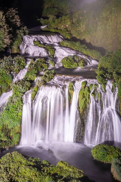 Cachoeira Nas Montanhas — Fotografia de Stock