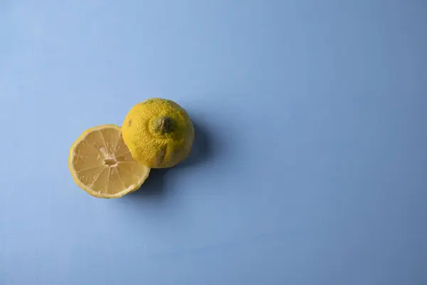 青の背景にフレッシュレモン — ストック写真
