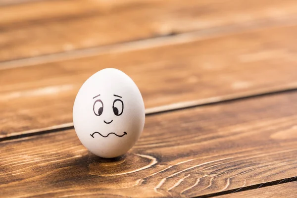 Tahta Arka Planda Gülen Yüzlü Yumurta — Stok fotoğraf