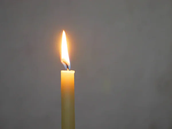 Brennende Kerze Auf Dunklem Hintergrund — Stockfoto
