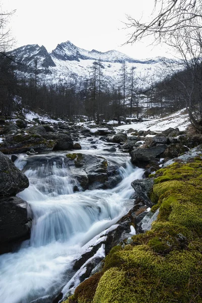 Dağlarda Şelale Doğa Arkaplanı — Stok fotoğraf