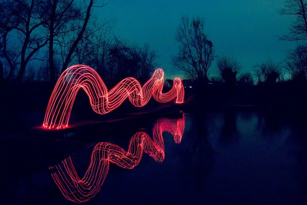Gece Gökyüzü Kırmızı Bir Kalple — Stok fotoğraf