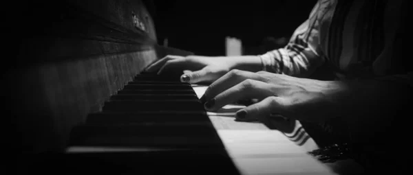 Close Man Playing Piano — Stock Photo, Image