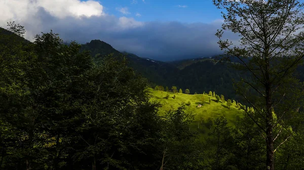 Красивий Краєвид Горами Хмарами — стокове фото