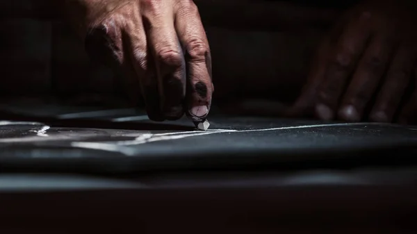 Close Das Mãos Uma Pessoa Com Giz — Fotografia de Stock